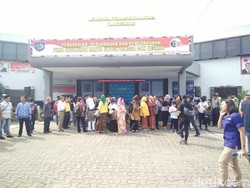 Kerabat dan Masyarakat Anti Korupsi Datangi LP Sambut Bebasnya Antasari Azhar