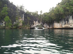 Yang Belum Kamu Tahu dari Raja Ampat: Gua Hantu & Kisah Gurita Raksasa