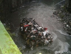 Avanza yang Hilang Terseret Banjir Ditemukan, Seluruh Bodi Mobil Tertutup Sampah