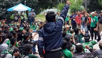 Mereka menagih janji komitmen PSSI agar Persebaya kembali bisa berkancah di liga nasional.