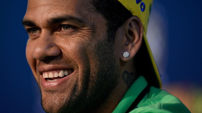 Untuk Mendiang Carlos Alberto: Nomor Spesial dan Ban Kapten Putih Dani Alves
