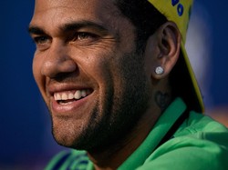 Untuk Mendiang Carlos Alberto: Nomor Spesial dan Ban Kapten Putih Dani Alves