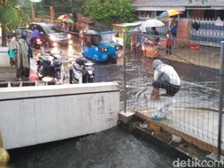 Ada Genangan Air di Depan Pintu Stasiun Tebet, Lalin Tersendat