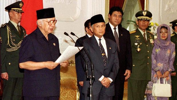 Momen terakhir BJ Habibie bersama Soeharto adalah ketika Soeharto lengser jadi Presiden RI setelah 32 tahun menjabat. 
