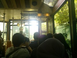 Sensasi Naik Tram Kuno di Hong Kong