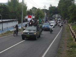 Plakat Penghargaan Gelar Pahlawan Kiai Asad Diarak Warga Situbondo