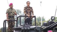 Sambangi Markas Marinir, Jokowi Naik Tank