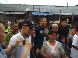Hujan-hujanan, Agus Yudhoyono Sapa Warga di Cilincing