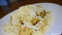 Enaknya Ngemil Roti Cane Keju dengan Teh Tarik Khas Aceh