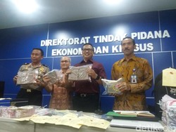 Polisi Pamer Barang Bukti Hasil OTT Pungli di Tanjung Perak dan Tanjung Mas