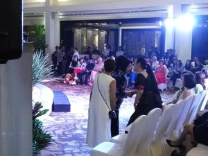Saat Sylviana Murni Dikelilingi Desainer di Front Row Peragaan Busana