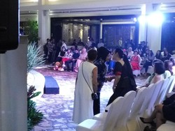 Saat Sylviana Murni Dikelilingi Desainer di Front Row Peragaan Busana