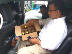 Rahasia Sehat Saat Kampanye: Anies Bawa Bir Pletok, Sandi Minum Infused Water