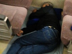 Foto Ganjar Pranowo Tidur di Lantai Gerbong Kereta Ini Viral di Medsos