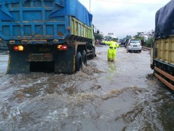 Rancaekek Kembali Tergenang, Motor dan Mobil Masih Bisa Melintas