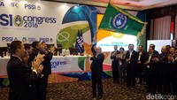 Edy mengibarkan bendera PSSI setelah terpilih sebagai ketua umum dalam kongres yang digelar di Hotel Mercure, Ancol, Jakarta, Kamis (10/11/2016).