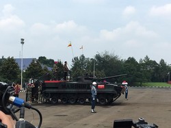 Di Markas Marinir, Jokowi Naik Tank dan Digendong Prajurit