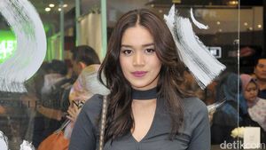 Très Chic! Pesona Alexandra Asmasoebrata