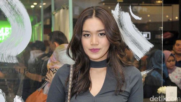 Très Chic! Pesona Alexandra Asmasoebrata
