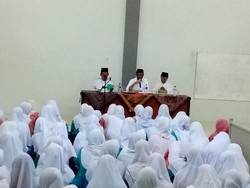 Djarot Janjikan Santri Tebuireng Jombang Untuk Magang di Jakarta