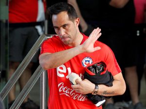Bravo Cedera Pangkal Paha, tapi Bisa Main Lawan Uruguay Bravo Cedera Pangkal Paha, tapi Bisa Main Lawan Uruguay
