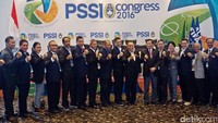 Edy Rahmayadi (tujuh dari kanan) menjadi ketua umum setelah meraih 76 suara.