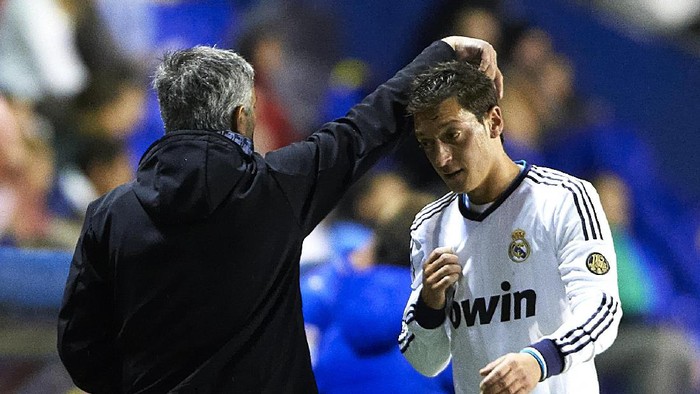 VALENCIA, SPAIN - NOVEMBER 11: Head Coach Jose Mourinho reacts to Mesut Ozil after substituting him during the La Liga match between Levante UD and Real Madrid at Ciutat de Valencia on November 11, 2012 in Valencia, Spain. (Photo by Manuel Queimadelos Alonso/Getty Images)