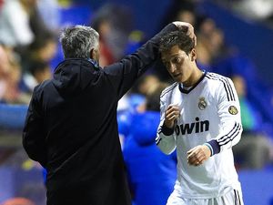 Oezil Sedih Banget Tinggalkan Madrid, Sampai Nangis di Pesawat