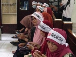 Dukung Dahlan Iskan di Praperadilan, Warga dari Magetan Datangi PN Surabaya