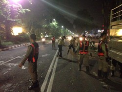Ratusan Satpol PP Surabaya Langsung Bersih-bersih Usai Konvoi Bonek