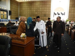 Ubah Gaya Protokoler, Bupati Dedi Ajak Anggota Dewan Gunakan Sarung dan Peci