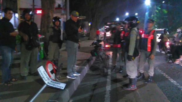 Tanaman dan Rambu Lalu Lintas Rusak Usai Aksi Bonek