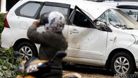 Puluhan Mobil Rusak Tertimpa Pohon di Gedung Panin Bank