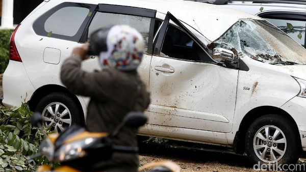 Puluhan Mobil Rusak Tertimpa Pohon di Gedung Panin Bank