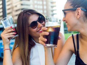 Minum Air Es Saat Haid Bisa Picu Kista dan Kanker Rahim?