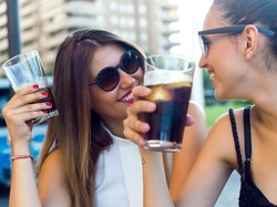 Minum Air Es Saat Haid Bisa Picu Kista dan Kanker Rahim?