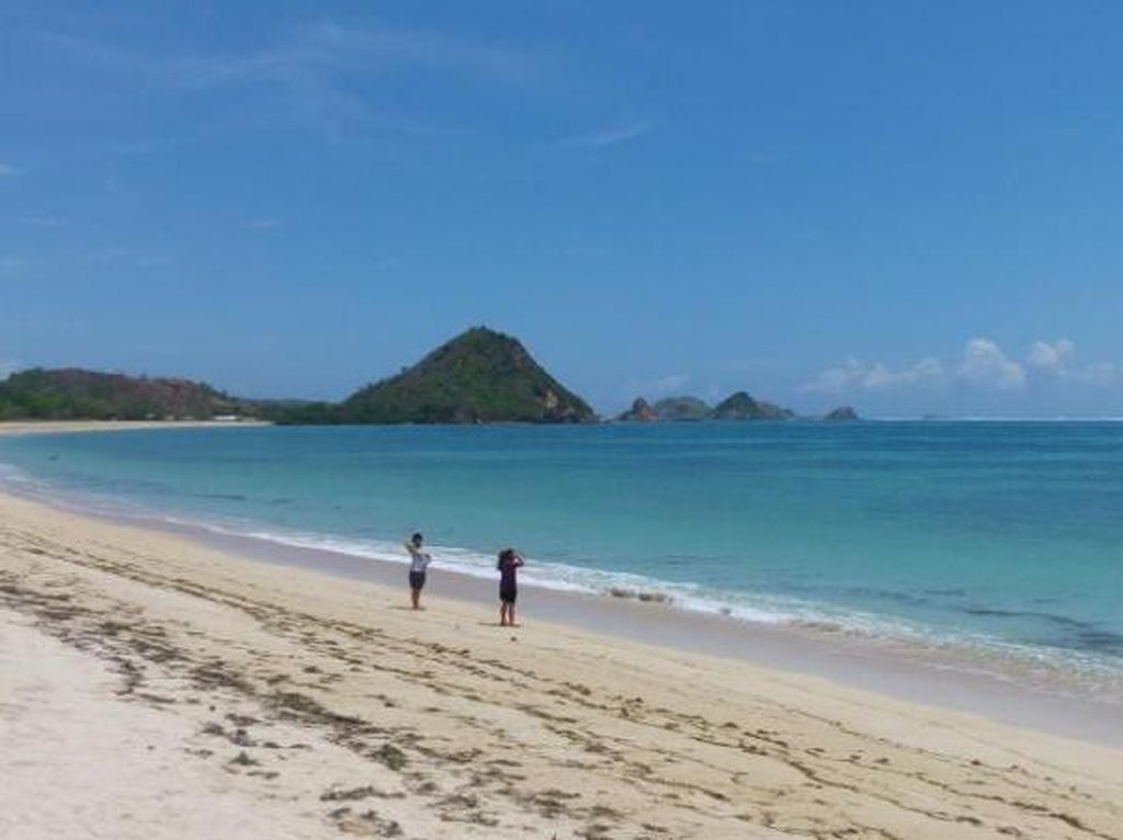Celebrity on Vacation: Pantai Kuta Lombok yang Beda dengan Bali Celebrity on Vacation: Pantai Kuta Lombok yang Beda dengan Bali