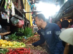 Blusukan di Pasar Paseban, Agus: Saya Tak Mau Berjarak dengan Warga