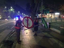 Selain Rusak Fasilitas Umum, Oknum Bonek Juga Merampas Sepeda Motor Warga