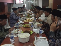 Usai Salat Jumat, Wapres JK Ajak Sejumlah Ulama Makan Siang Bersama