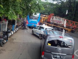 Truk Mogok Melintang di Cawang, Lalin Menuju Pancoran Padat