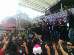 Semangatnya Agus Yudhoyono Pimpin Yel-yel Menang Bareng Relawan