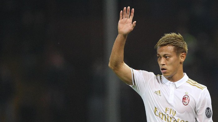 GENOA, ITALY - OCTOBER 25:  Keisuke Honda of AC Milan gestures during the Serie A match between Genoa CFC and AC Milan at Stadio Luigi Ferraris on October 25, 2016 in Genoa, Italy.  (Photo by Marco Luzzani/Getty Images)