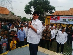Prihatin Warga Cuci Mandi di Sungai, Wahidin Ajak Warga Berzikir