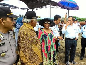 Gaya Susi Dampingin Menhub Keliling Pangandaran: Bertopi Bundar dan Kacamata Hitam