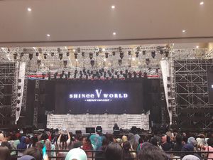 Meski Hujan, Shawol Sudah Padati Venue Konser SHINee World V Sejak Pagi