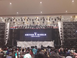 Meski Hujan, Shawol Sudah Padati Venue Konser SHINee World V Sejak Pagi