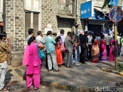 Pedagang Valas Setop Jual 500 dan 1.000 Rupee