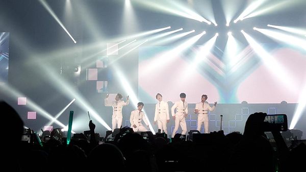 Daebak! SHINee Bermandikan Cahaya