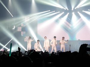 Daebak! SHINee Bermandikan Cahaya Daebak! SHINee Bermandikan Cahaya